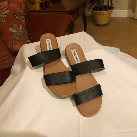 Madden Girl Flat Black Sandal, Size 7 Med - Picture 5 of 7